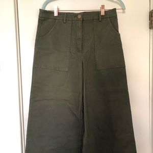 Wide leg semi stretchy army green Capri pants